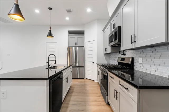 $2,250 | 2213 Lee Street, Houston, TX 77026