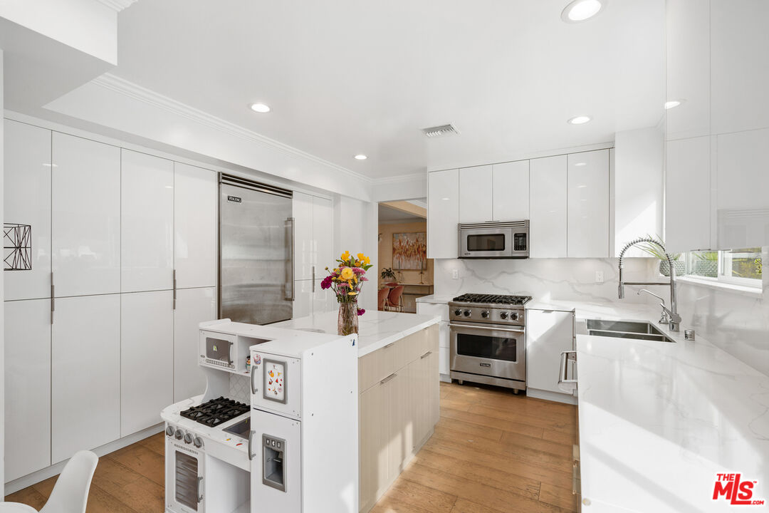 3156 Dona Emilia Drive Studio City, CA 91604 - Photo 14 of 43