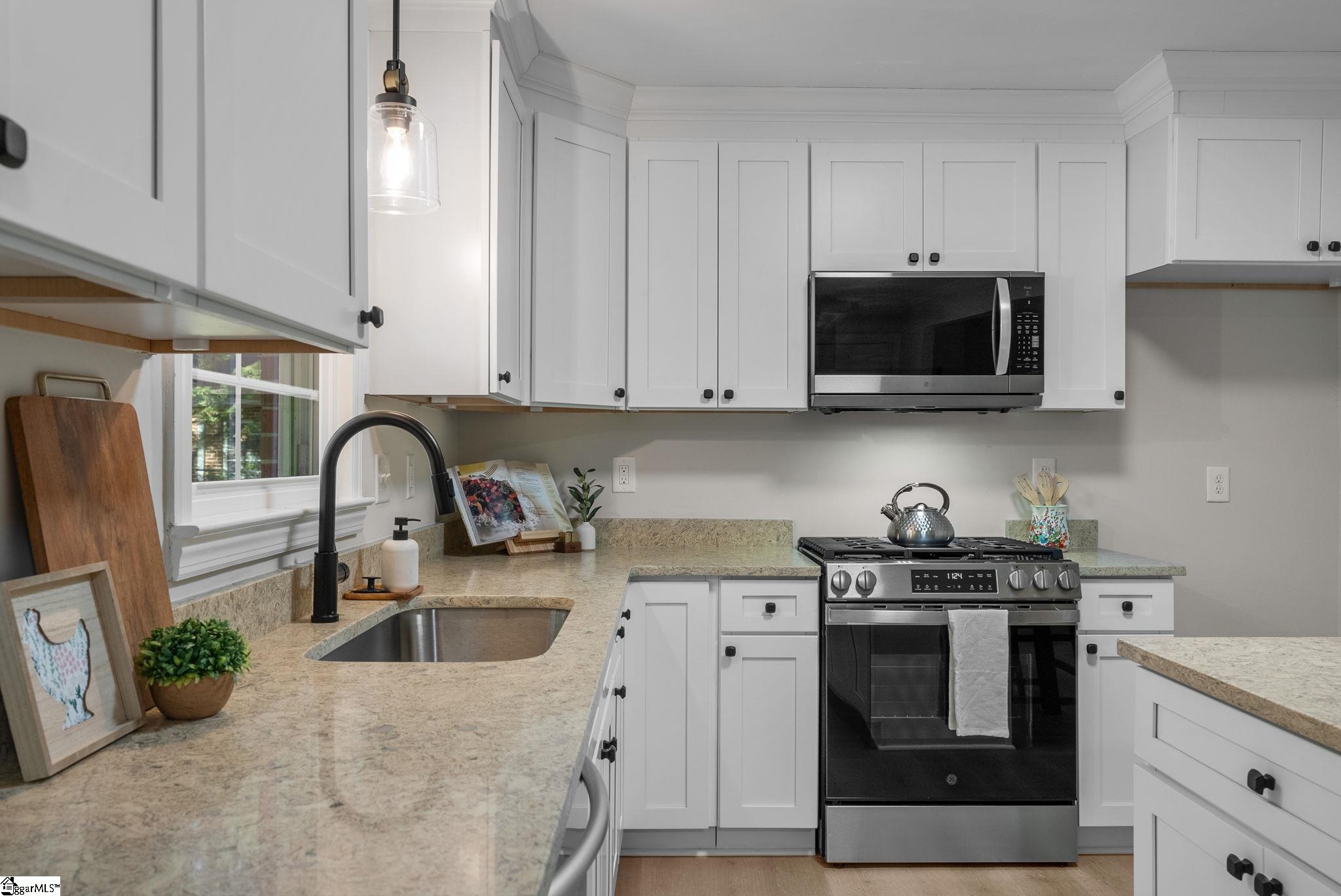 208 Spring Drive Easley, SC 29642 - Photo 7 of 34