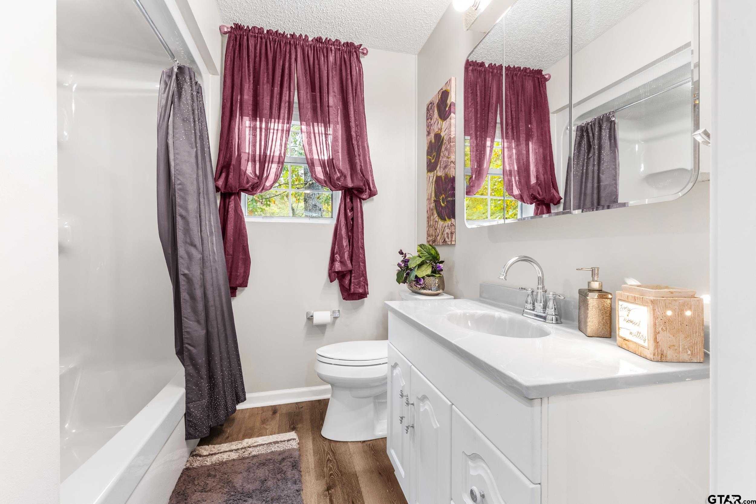 109 King Lyle Road Scroggins, TX 75480 - Photo 17 of 46 a bathroom with a sink a toilet and a bathtub