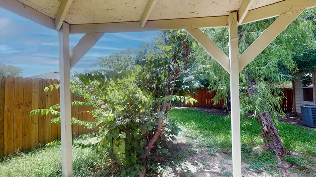 a view of a backyard