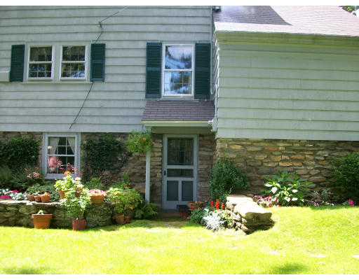 8 Ardmore Road Worcester, MA 01609 - Photo 3 of 16 Gallery Image 3