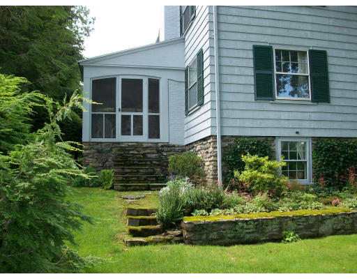 8 Ardmore Road Worcester, MA 01609 - Photo 4 of 16 Gallery Image 4