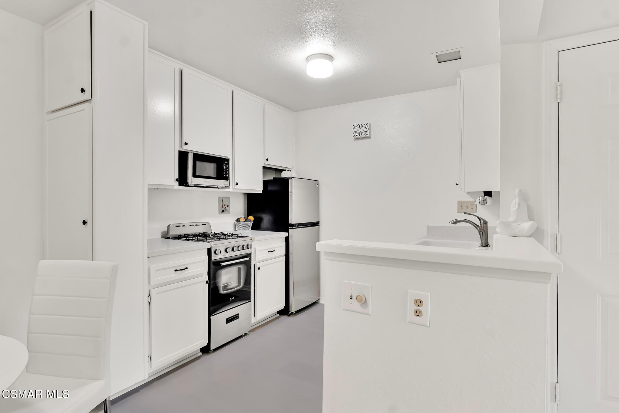 4561 Alamo Street, Unit C Simi Valley, CA 93063 - Photo 11 of 30 Kitchen