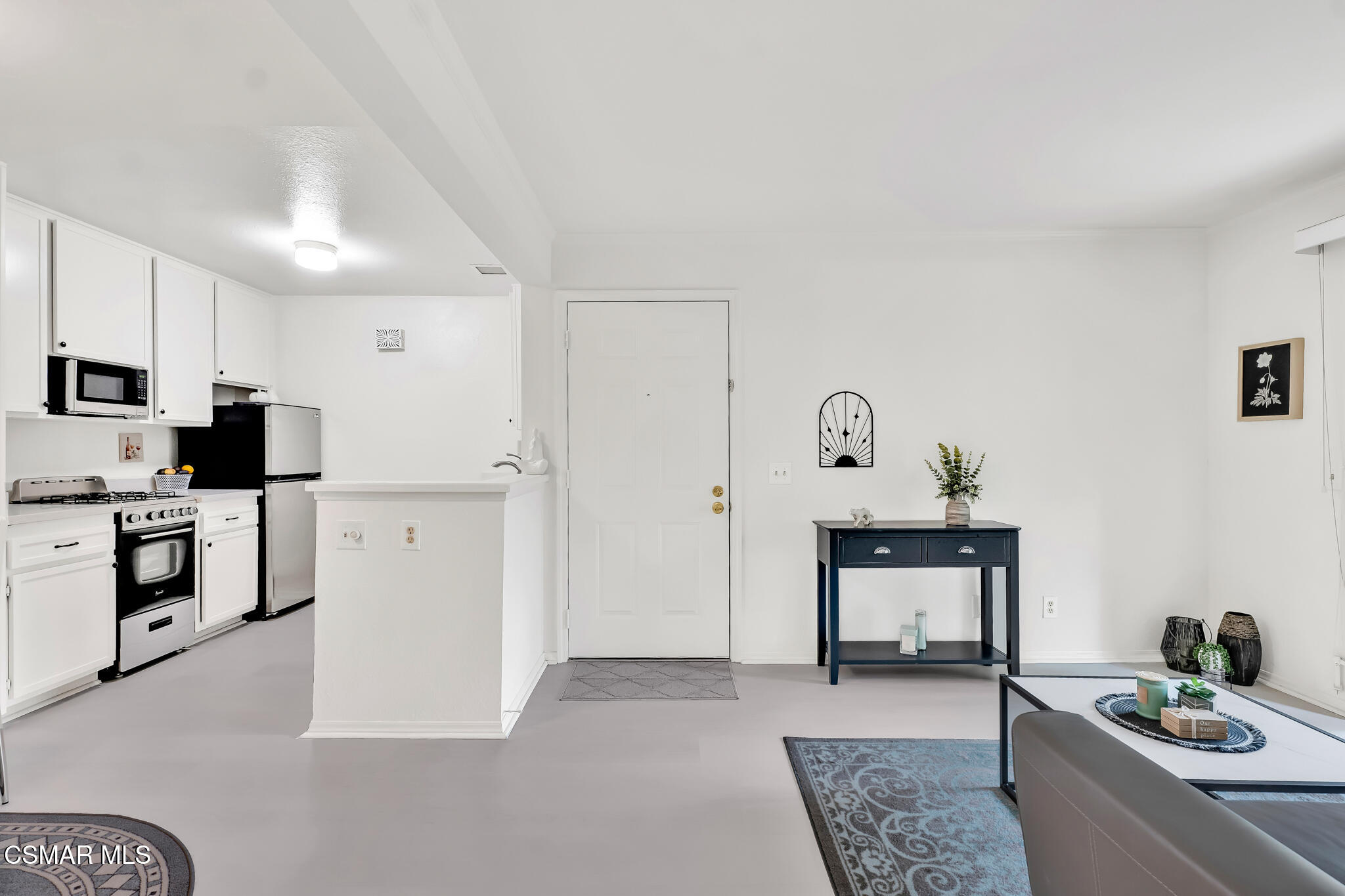4561 Alamo Street, Unit C Simi Valley, CA 93063 - Photo 15 of 30 Living/Kitchen