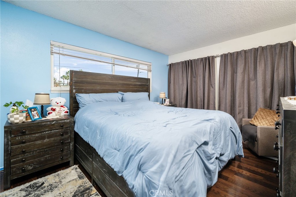 1800 West Gramercy Avenue, Unit 43 Anaheim, CA 92801 - Photo 20 of 34 a bedroom with a bed and a dresser