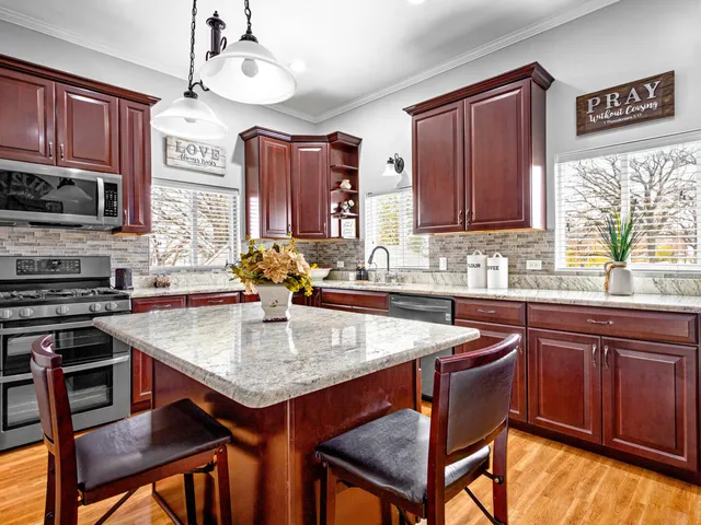 $379,900 | 506 Oneida Street, Joliet, IL 60435