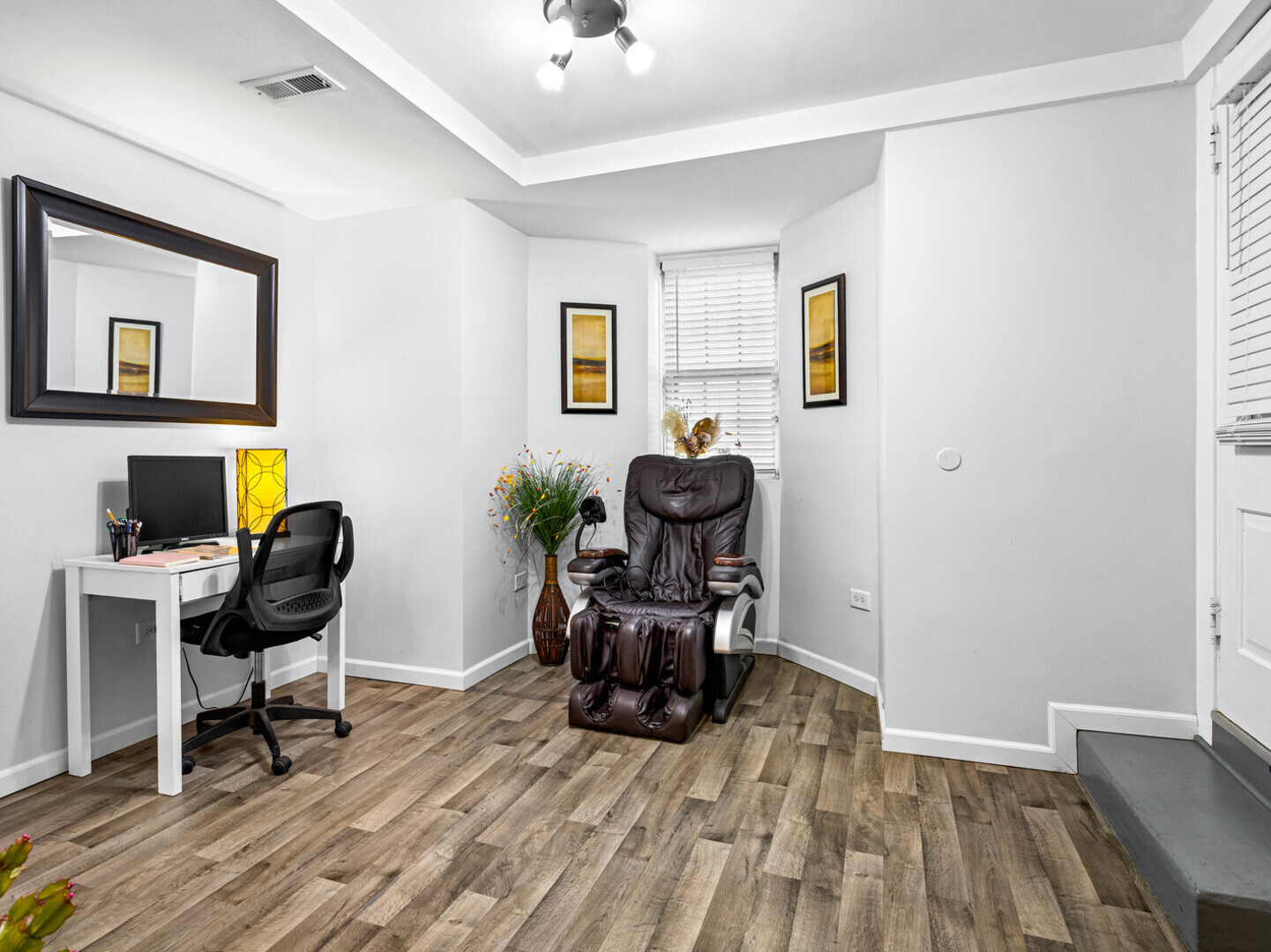 506 Oneida Street Joliet, IL 60435 - Photo 29 of 40 a workspace with furniture and wooden floor