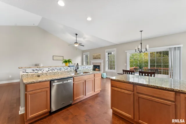 $529,900 | 17 Greystone Court, Le Claire, IA 52753