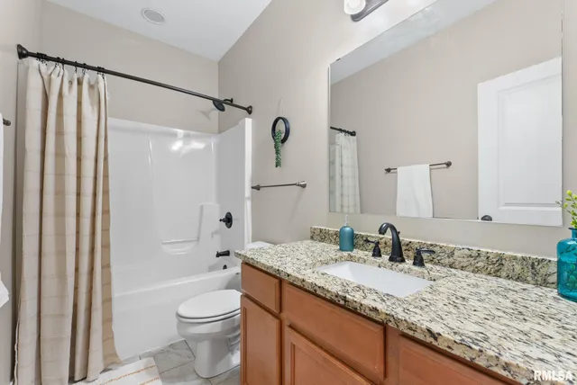 $529,900 | 17 Greystone Court, Le Claire, IA 52753