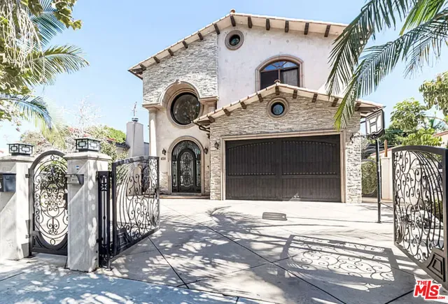 a view of entryway with washer and dryer