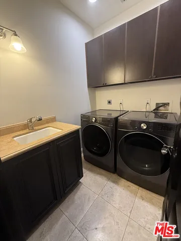 a view of outdoor kitchen outdoor kitchen