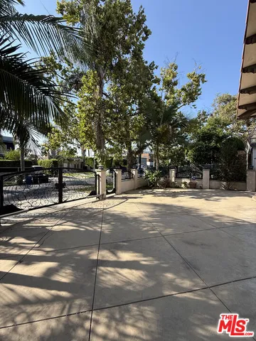 a view of entryway and hall