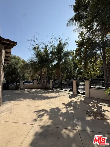 $16,000 | 458 North Flores Street, Los Angeles, CA 90048