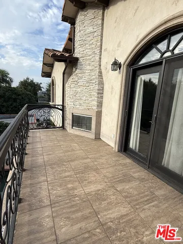 $16,000 | 458 North Flores Street, Los Angeles, CA 90048