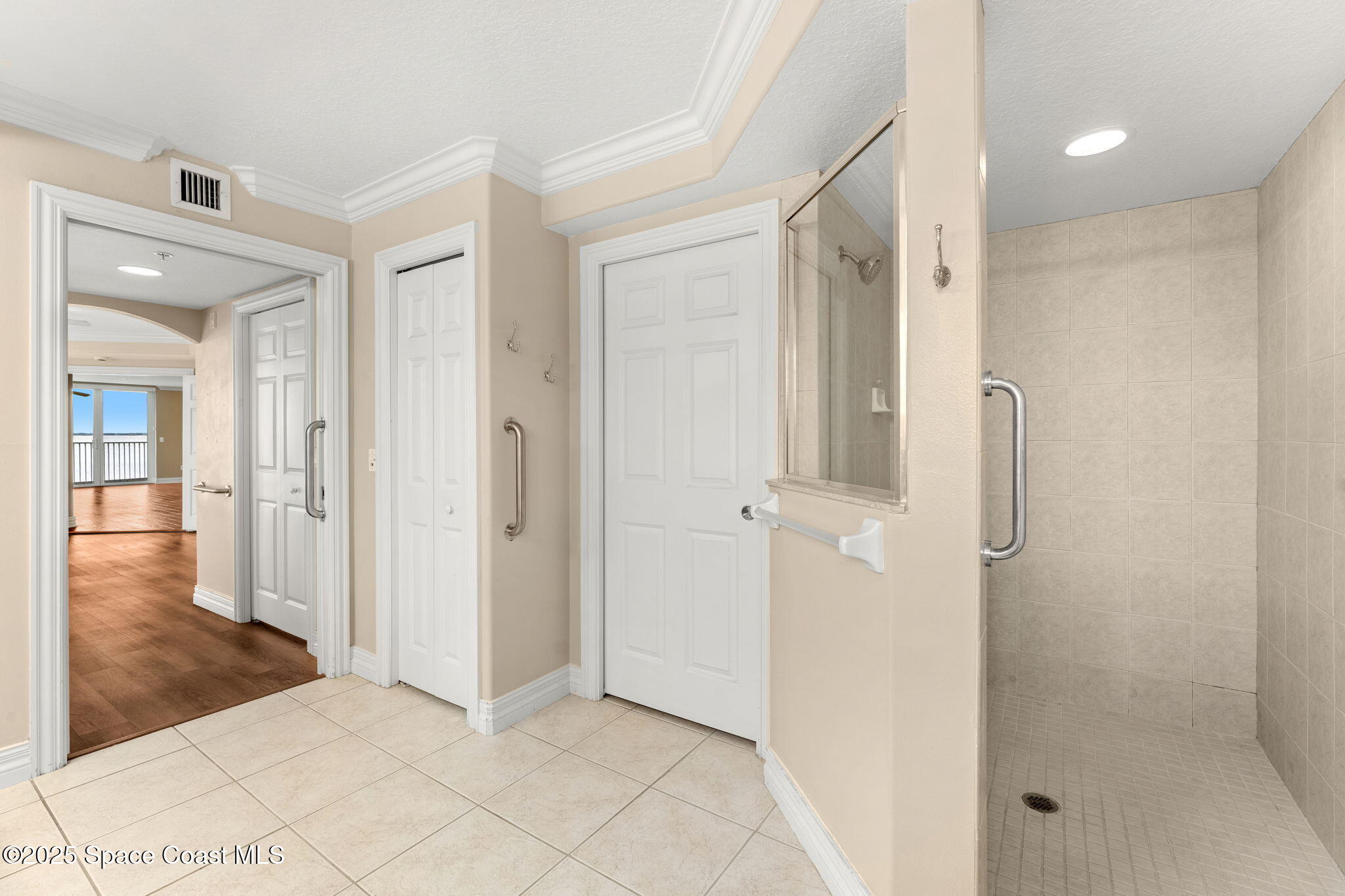 210 24th Street, Unit 201 Cocoa Beach, FL 32931 - Photo 12 of 41 Primary En-Suite