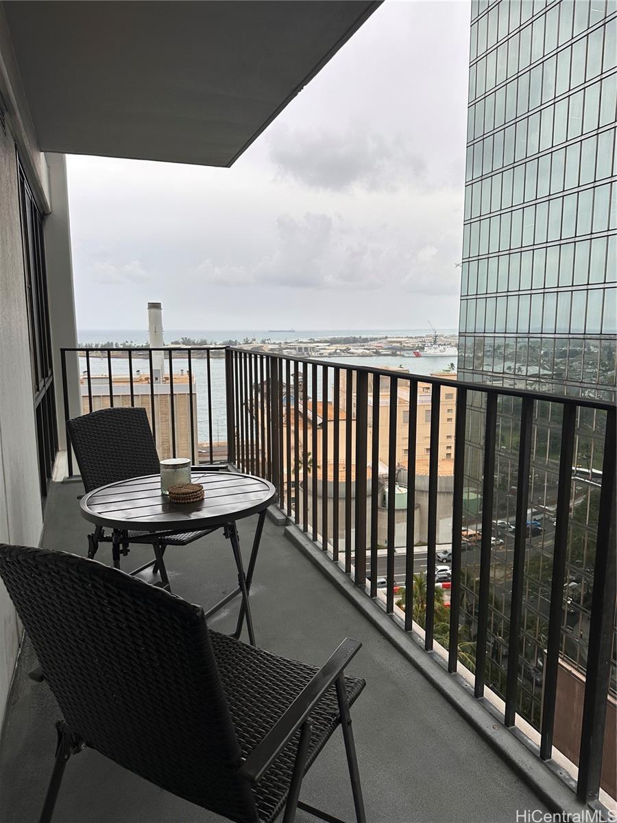 225 Queen Street, Unit 16A Honolulu, HI 96813 - Photo 14 of 16 a balcony with table and chairs