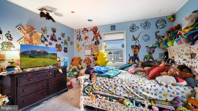 a bedroom with lots of different kinds of small