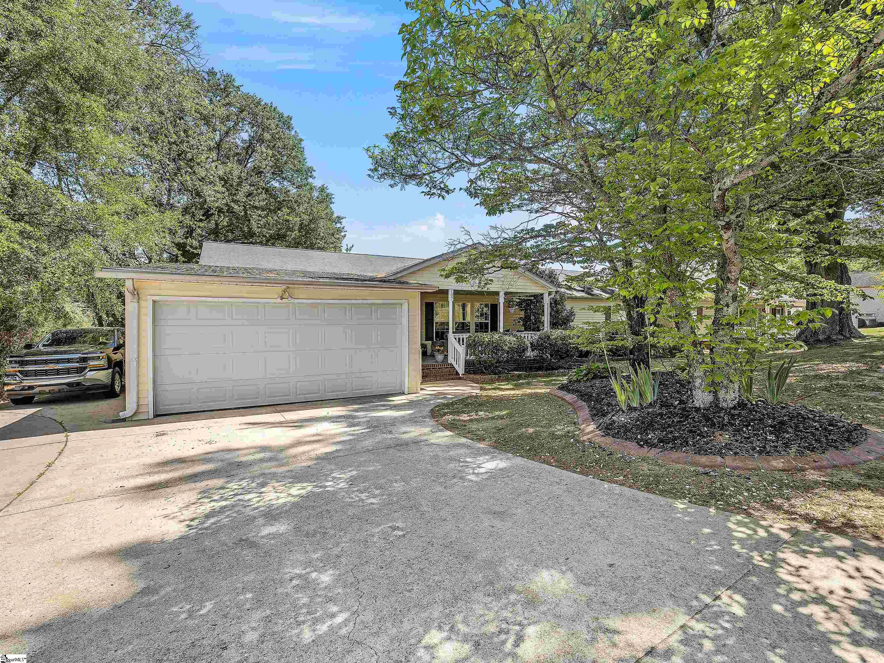 107 Lakeview Drive Inman, SC 29349 - Photo 2 of 50