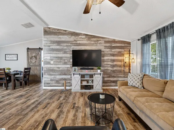 $539,750 | 107 Lakeview Drive, Inman, SC 29349