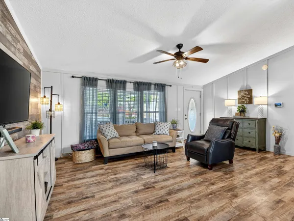 $539,750 | 107 Lakeview Drive, Inman, SC 29349