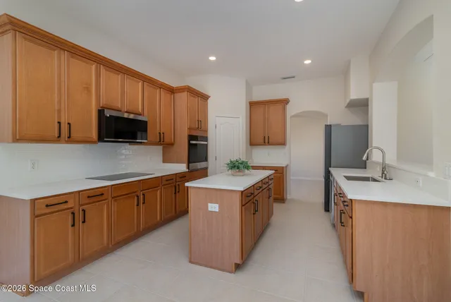 an empty room with closet and a ceiling fan