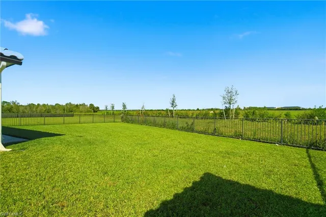 a view of a grassy area