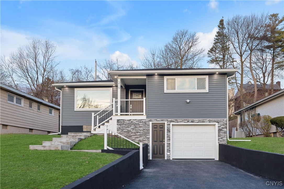 219 Barrington Road Syracuse, NY 13214 - Photo 2 of 26