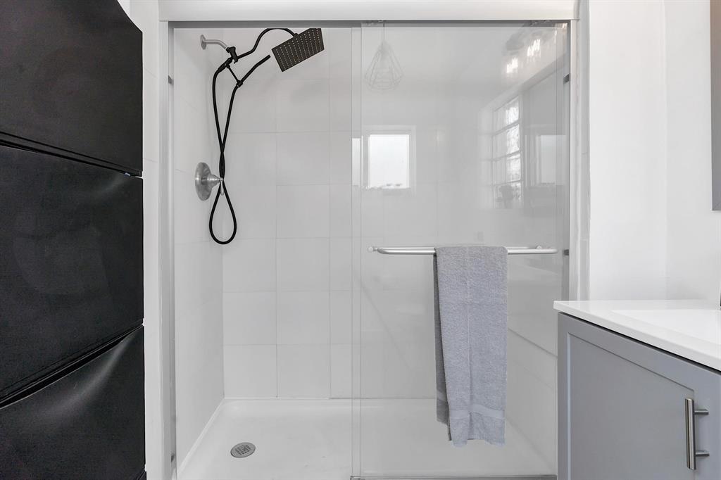 2233 Southeast 15th Street Pompano Beach, FL 33062 - Photo 37 of 53 a bathroom with a shower