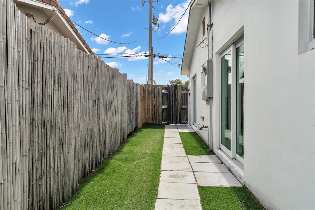 2233 Southeast 15th Street Pompano Beach, FL 33062 - Photo 8 of 53