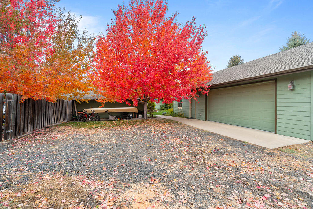 62508 Quail Ridge Road Bend, OR 97701 - Photo 22 of 36 a backyard of a house with a table and chairs