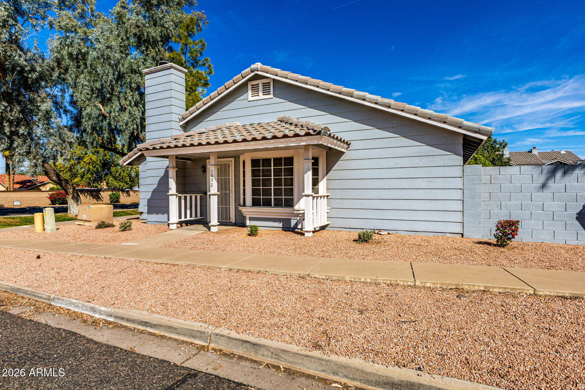 860 North McQueen Road, Unit 1092 Chandler, AZ 85225 - Photo 5 of 26 a front view of a house with a yard