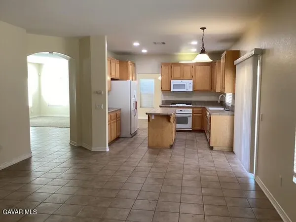 $3,500 | 42846 21st Street West, Lancaster, CA 93536