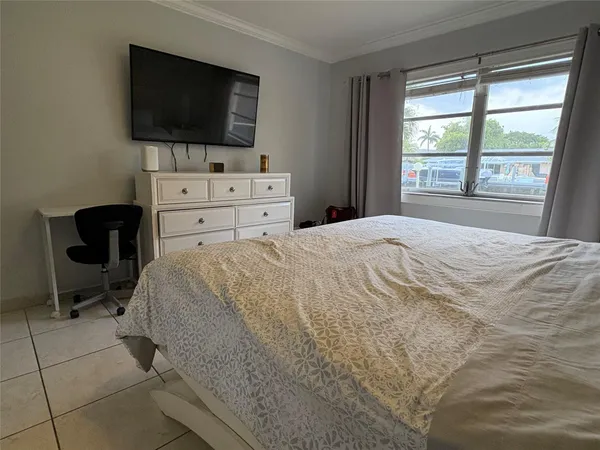 $2,150 | 470 Paradise Isle Boulevard, Unit 105, Hallandale Beach, FL 33009