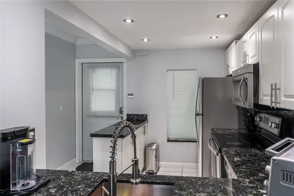 $2,150 | 470 Paradise Isle Boulevard, Unit 105, Hallandale Beach, FL 33009