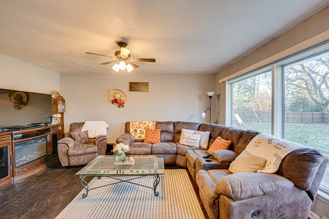 $365,000 | 1212 Century Oaks Drive, Elgin, IL 60123