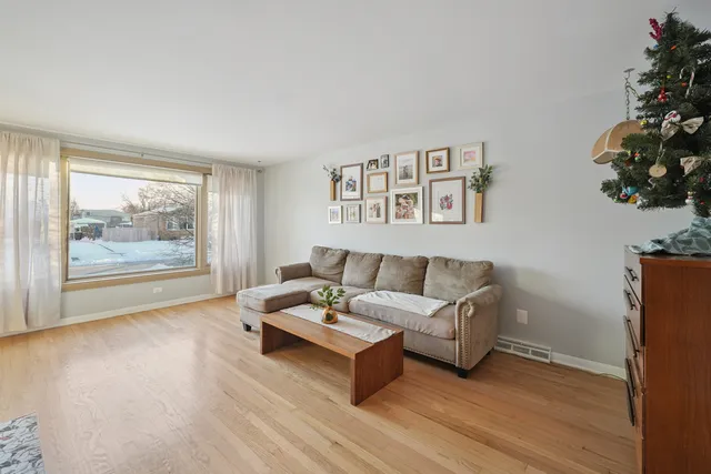 $325,000 | 6864 176th Street, Tinley Park, IL 60477