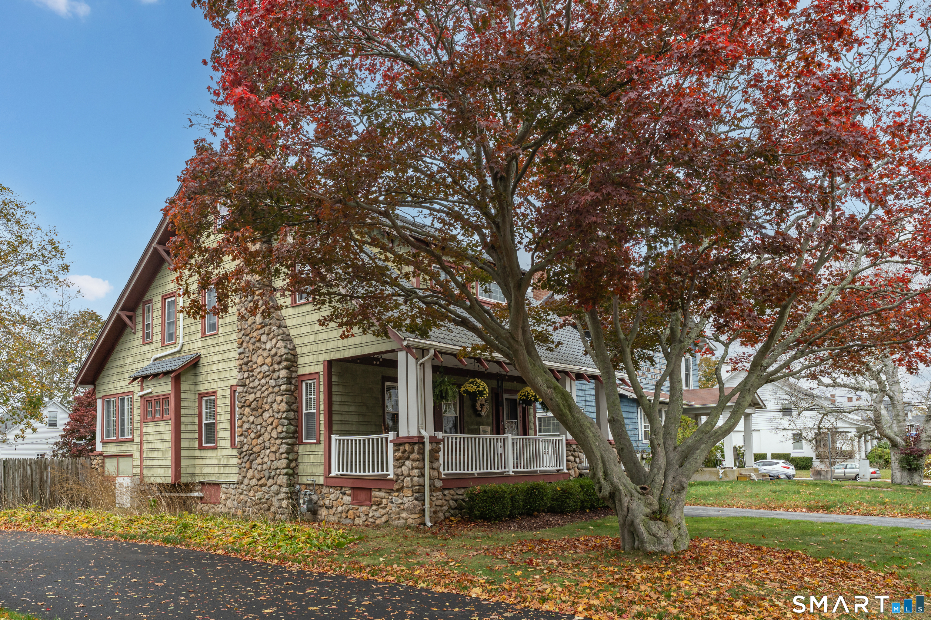 575 Ocean Avenue New London, CT 06320 - Photo 3 of 40 a front view of a house with a garden