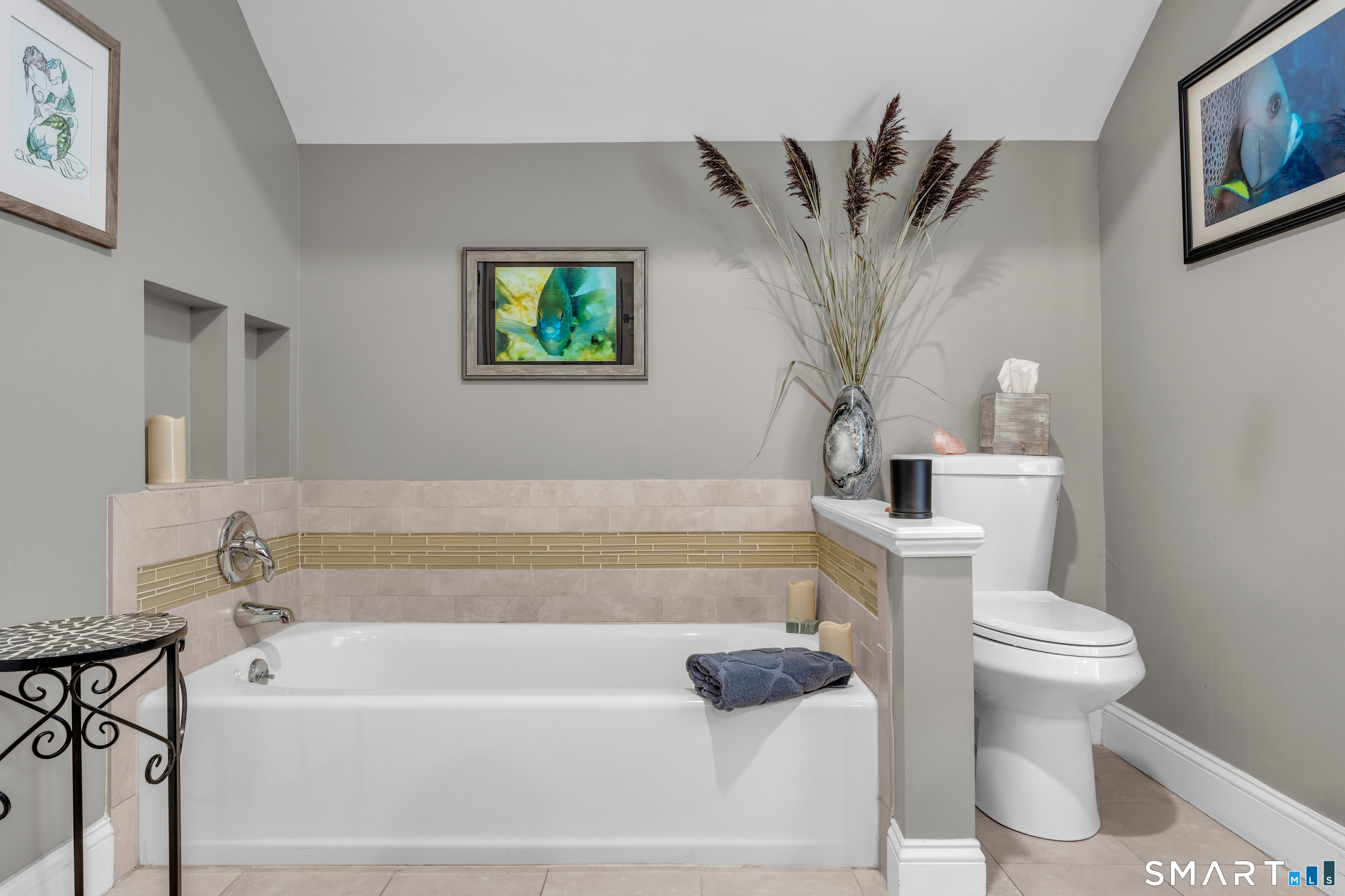 575 Ocean Avenue New London, CT 06320 - Photo 33 of 40 a bathroom with a sink a toilet and a bathtub