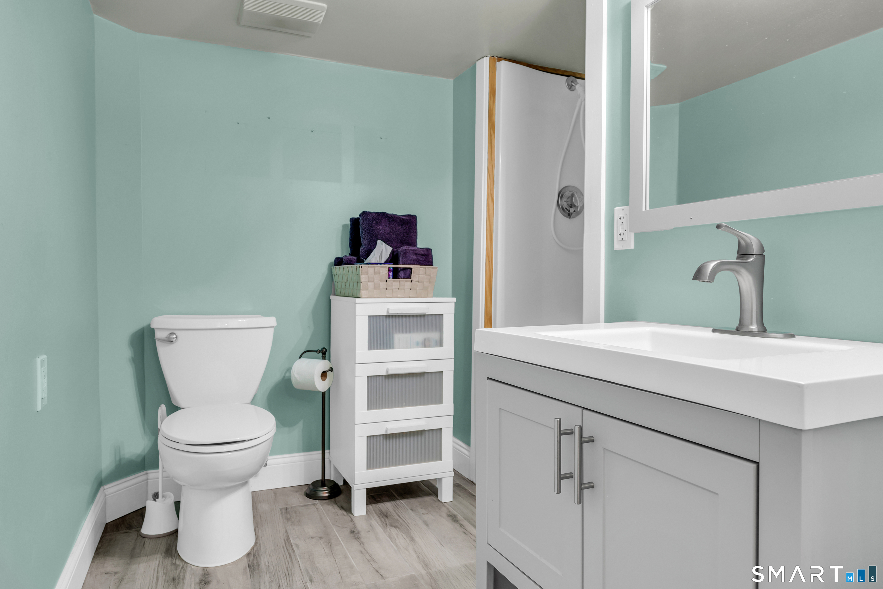 575 Ocean Avenue New London, CT 06320 - Photo 39 of 40 a bathroom with a toilet sink and a mirror