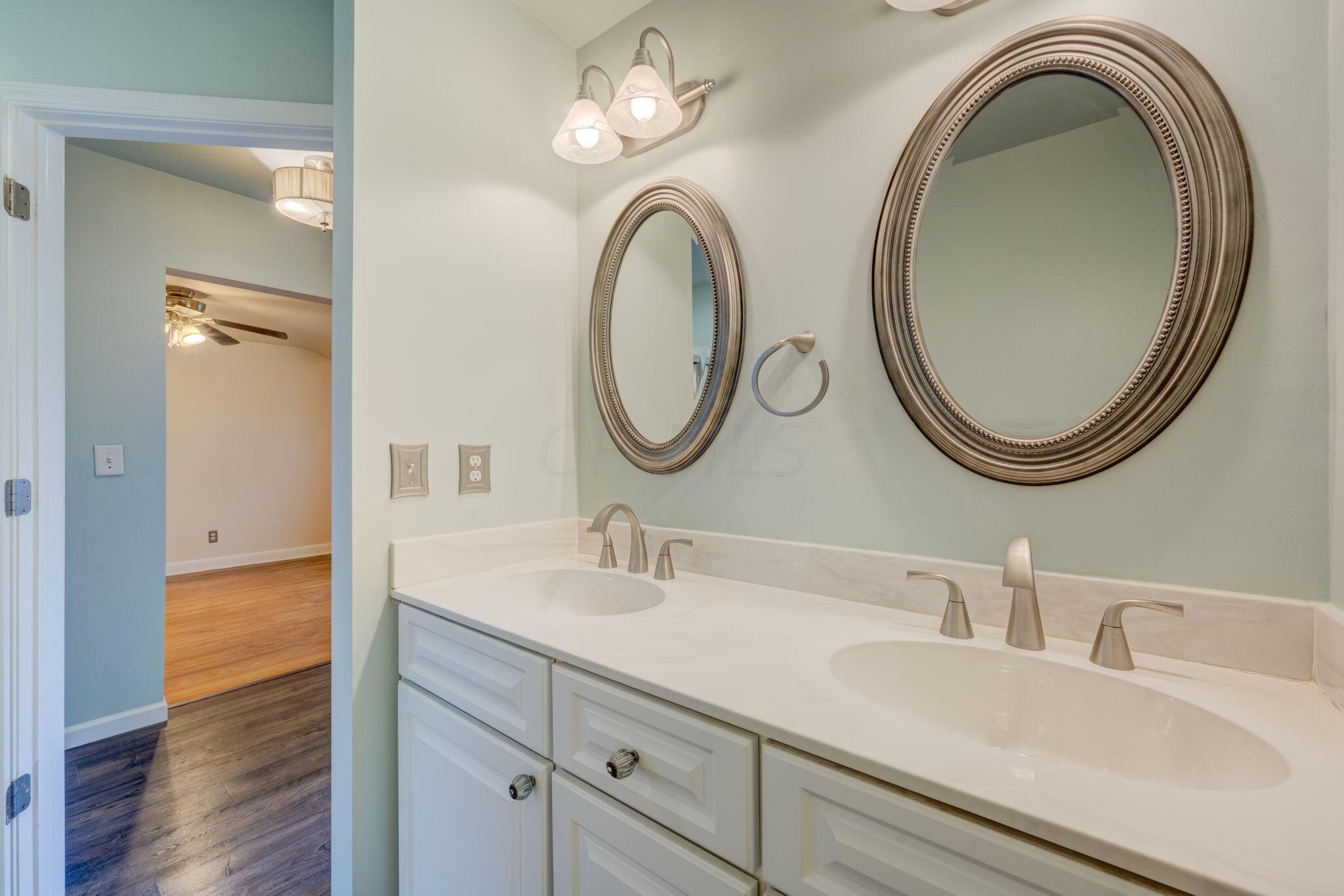 621 Garden Road Columbus, OH 43214 - Photo 29 of 38 Owner Suite Bathroom to Bedroom