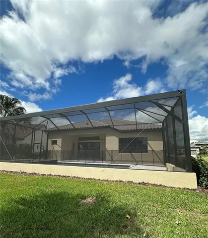 a view of a back yard