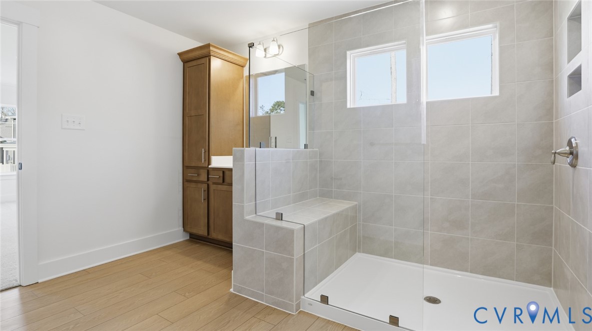 8900 Freebridge Road Chesterfield, VA 23832 - Photo 26 of 50 a bathroom with a bathtub sink and mirror