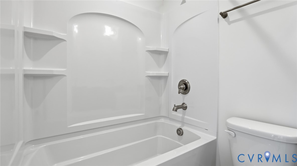 8900 Freebridge Road Chesterfield, VA 23832 - Photo 41 of 50 a bathroom with a bathtub and a toilet