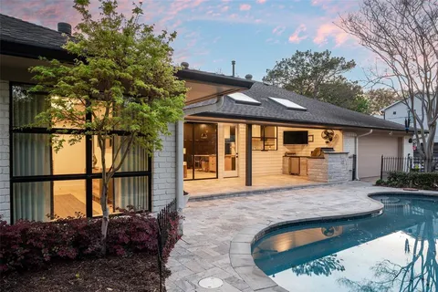 a view of a house with backyard and sitting area