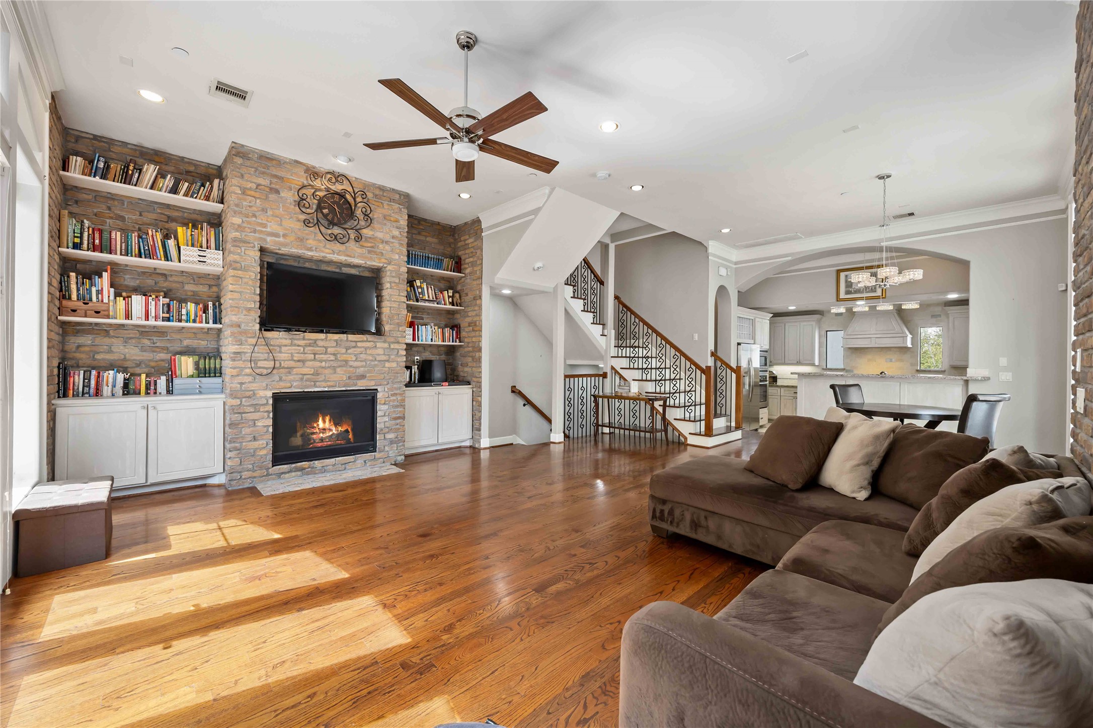 328 Bomar Street Houston, TX 77006 - Photo 8 of 25 Living room
