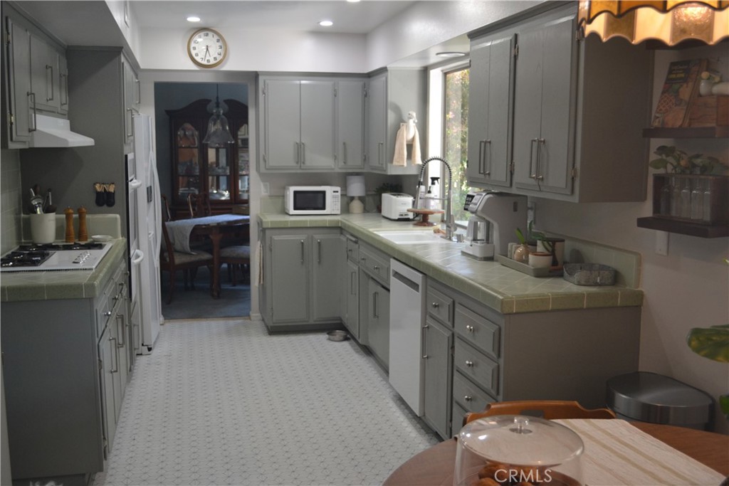 160 Masters Avenue Riverside, CA 92507 - Photo 9 of 40