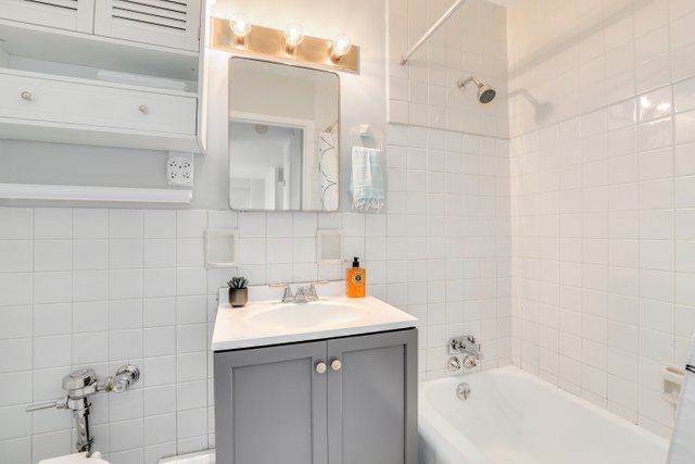 2909 North Sheridan Road, Unit 1911 Chicago, IL 60657 - Photo 13 of 22