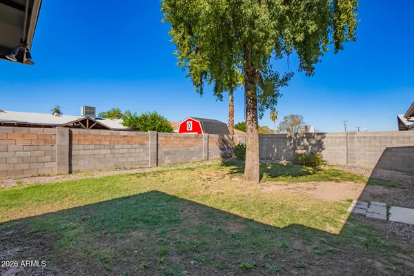 a view of a backyard