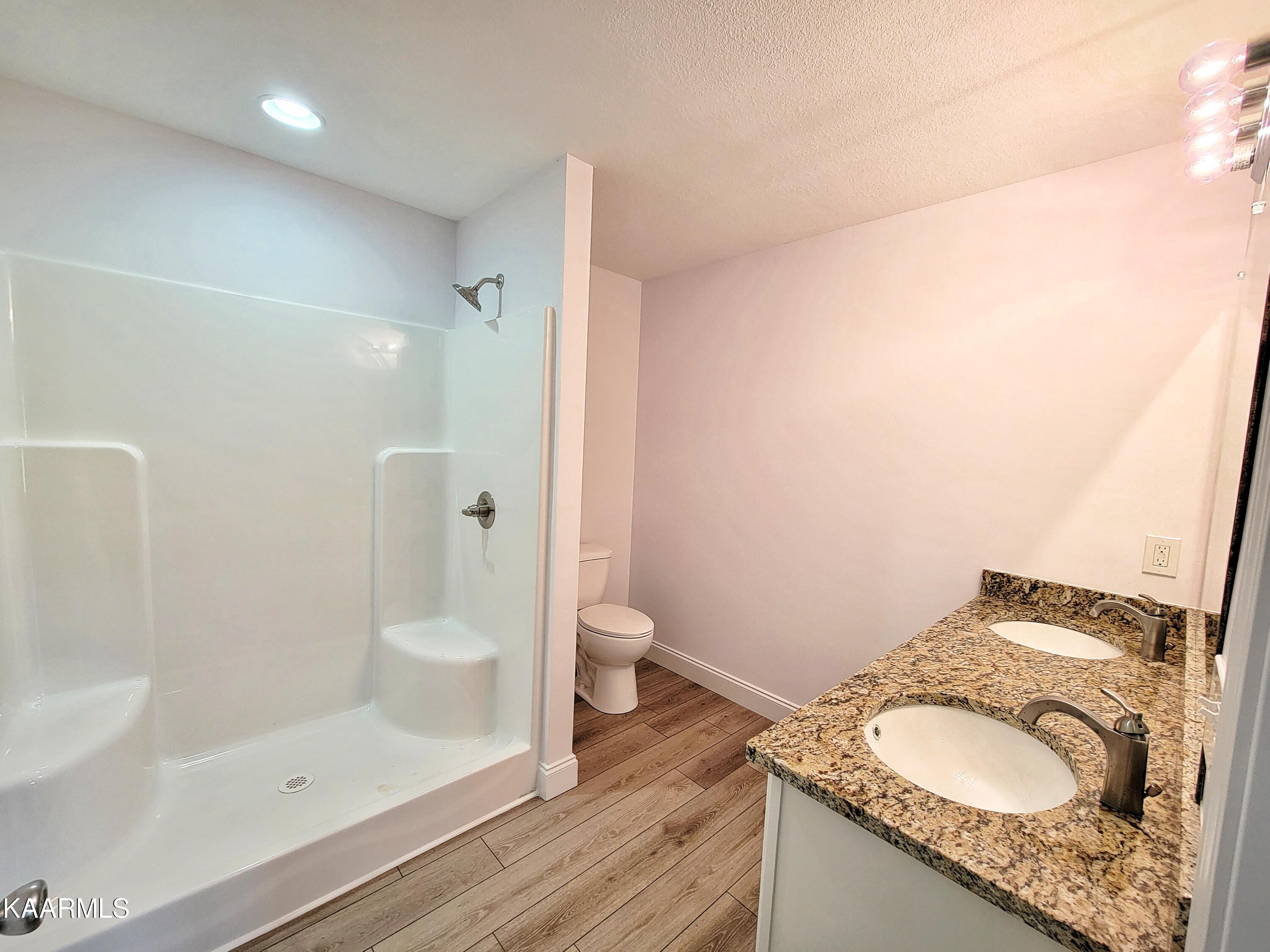 301 Riviera Drive Newport, TN 37821 - Photo 8 of 13 Owner suite full Bath